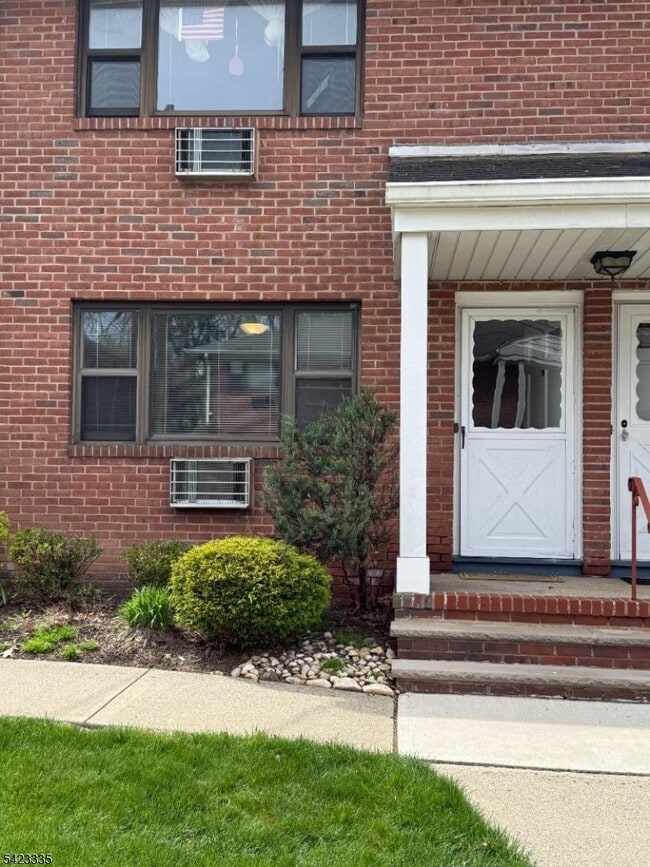 Building Photo - 10 Colonial Dr