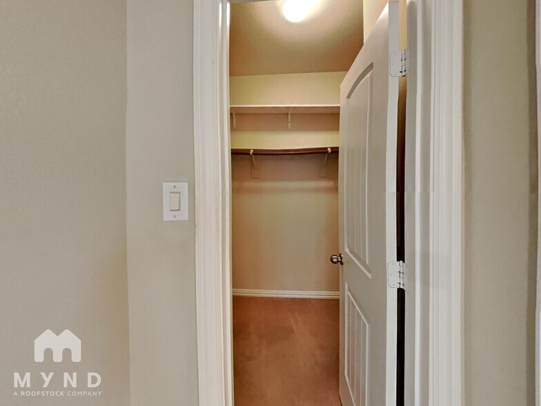 Building Photo - 5813 Valley Haven Way