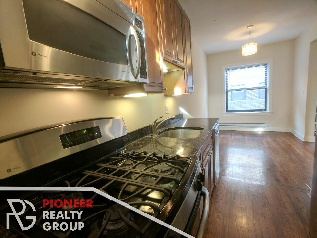 Building Photo - 736 W Addison St