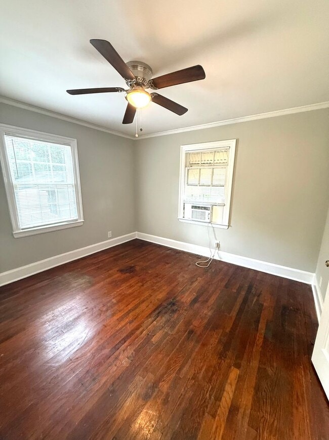 Building Photo - ** 2 Bed 1 Bath Located in Highland Garden...