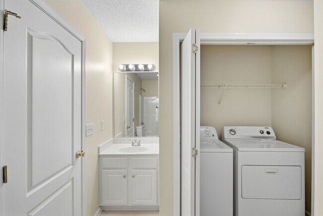 Building Photo - 1701 Willa Pl Dr