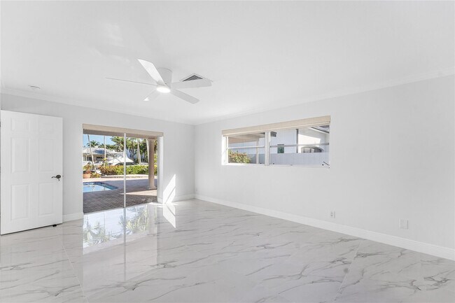 Building Photo - 2443 NE 26th St