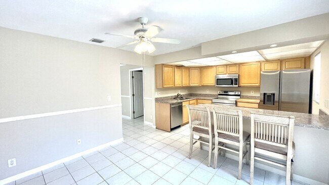 Building Photo - 501 Sandtree Dr
