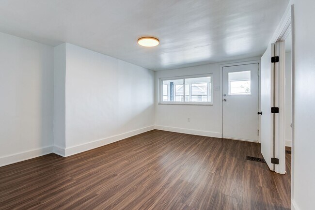 Building Photo - Available JUNE 2026 - 1 Bed w/ off street parking, beautiful view