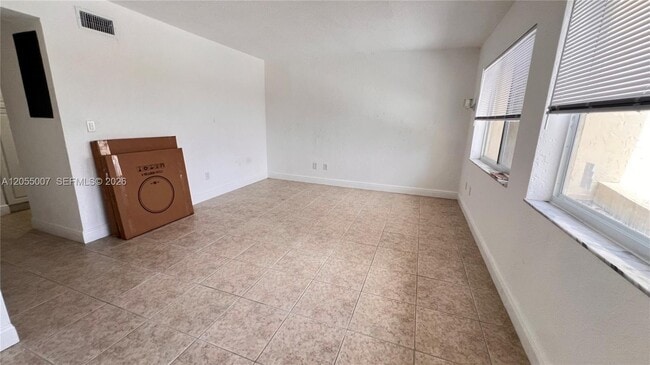 Building Photo - 984 W 40th St