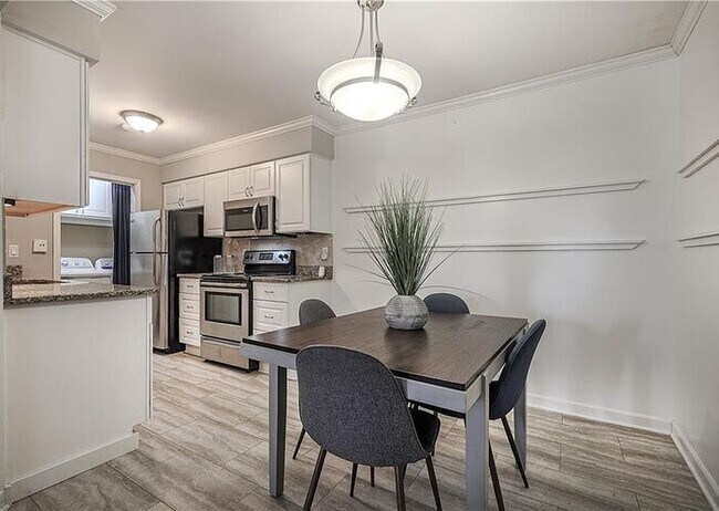 Building Photo - Rare end unit condo at The Crossings, loca...