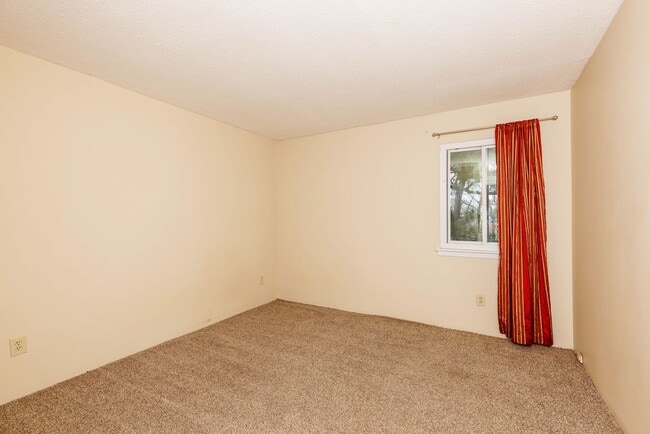 Building Photo - 2/1 Condo in Glen Iris