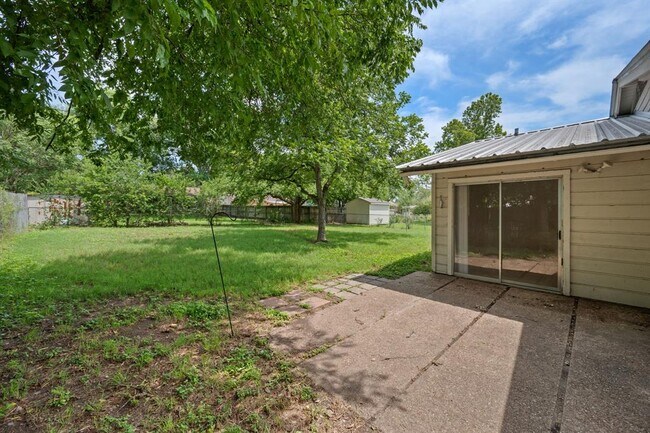 Building Photo - 7009 Isabelle Dr