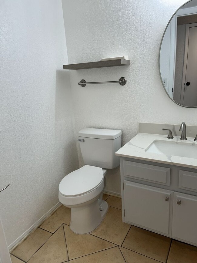 Building Photo - 3 bedroom 3 bath home