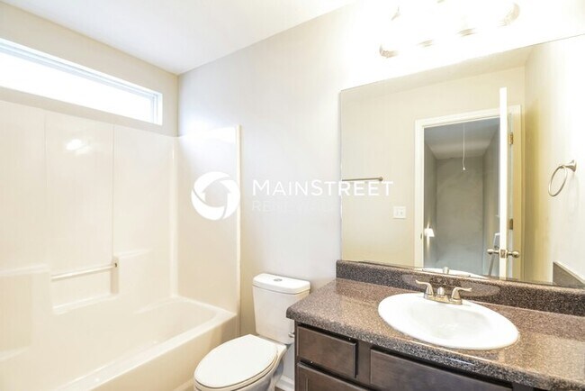 Building Photo - 3 Bedroom Pet-Friendly Home in Nashville, TN with Main Street Renewal