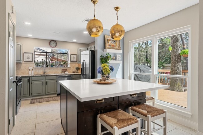 Building Photo - 115 E Pathfinders Cir