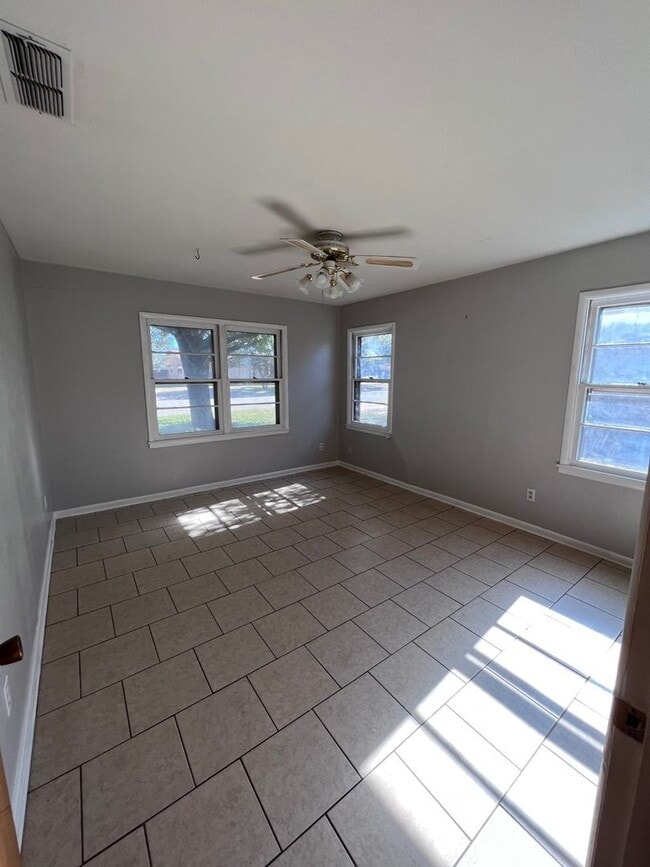 Building Photo - 3 bed, 2 living, 2 bath, 2 car garage