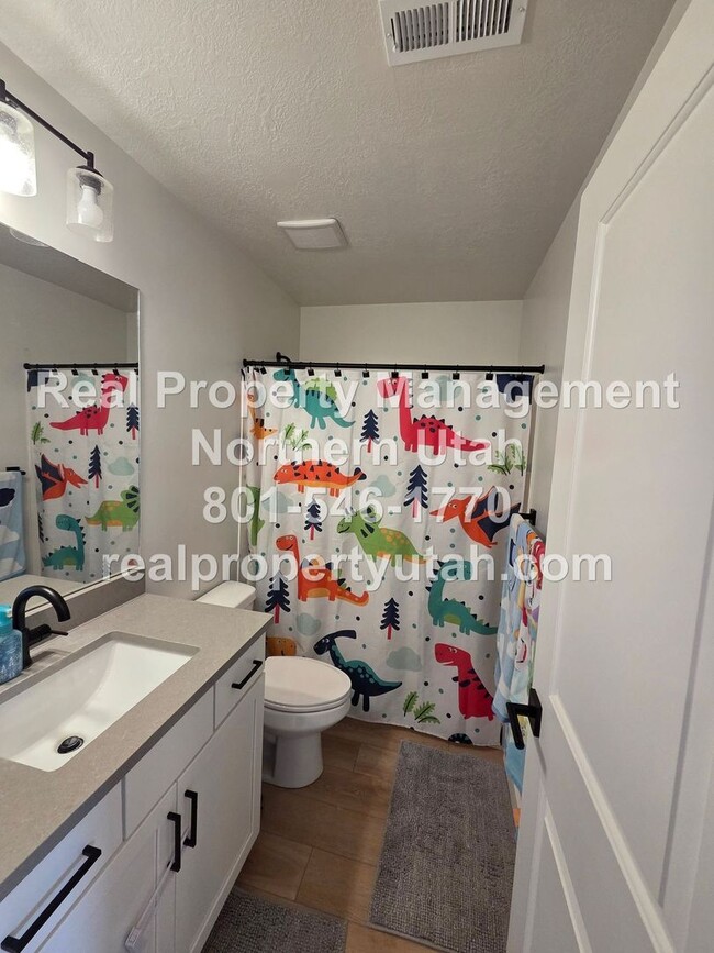 Building Photo - Stunning 4 Bedroom 2.5 Bath Home in Syracuse