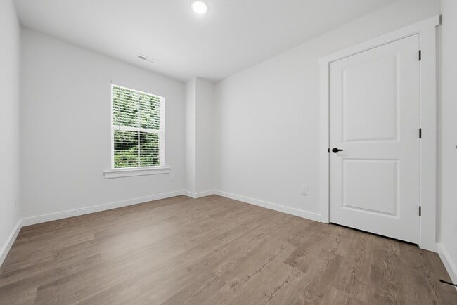 Building Photo - Hickory Duplex 131