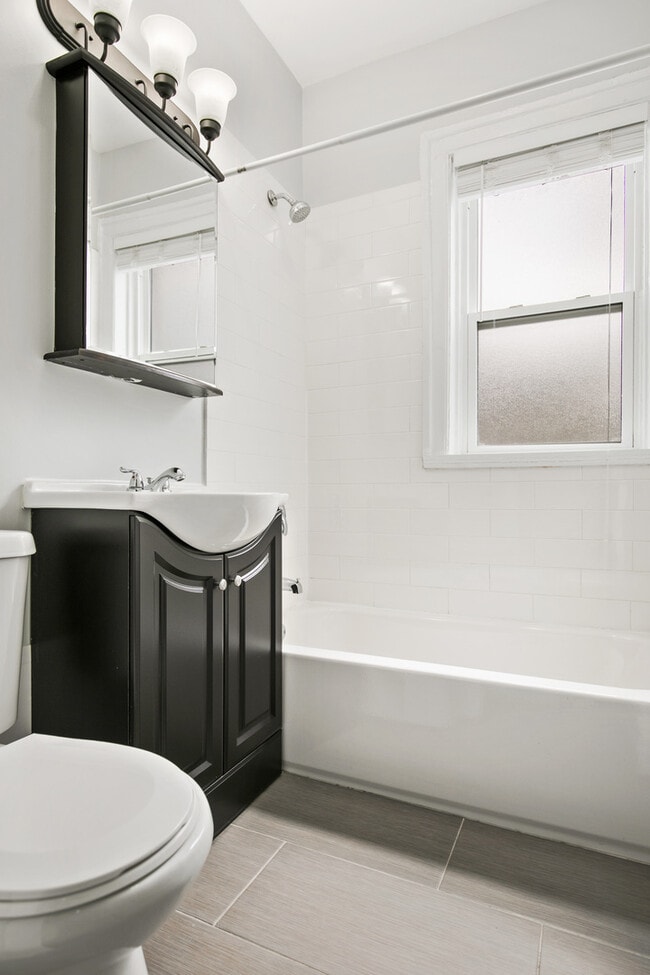 Building Photo - 1100 W Glenlake Ave