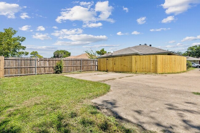 Building Photo - 2410 Lido Ln