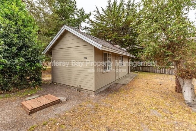 Building Photo - 706 Crocker Ave