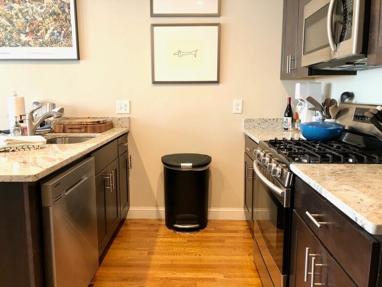 Building Photo - 19 Plymouth St