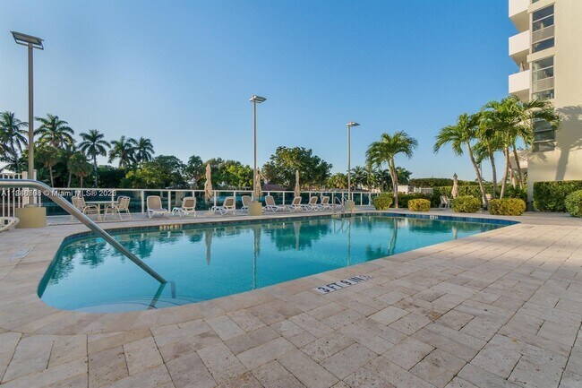 Building Photo - 9800 W Bay Harbor Dr