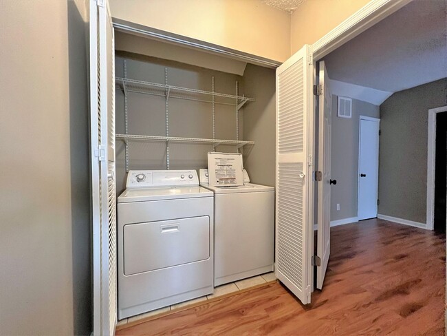 Building Photo - TOTALLY UPDATED 2 BEDROOM CONDO IN NORTHWE...