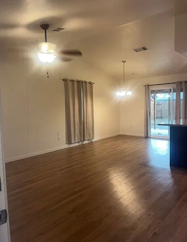 Building Photo - New 3 bedrooms 2 bath home move in ready