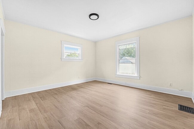 Building Photo - 3 bedroom house in Kendallville! CHRISTMAS...