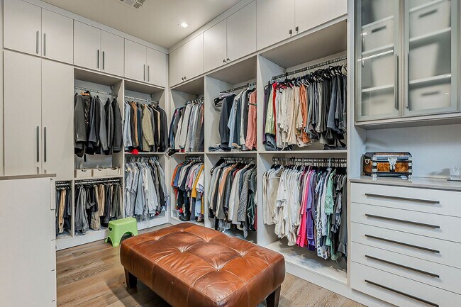 Building Photo - Luxury Home ready for January Move-in