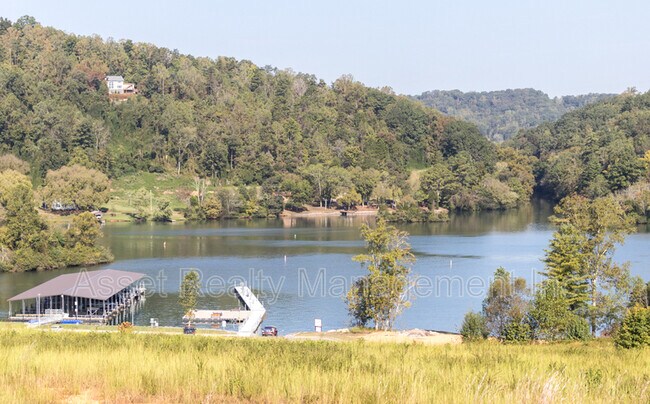 Building Photo - 509 Broadberry Ave