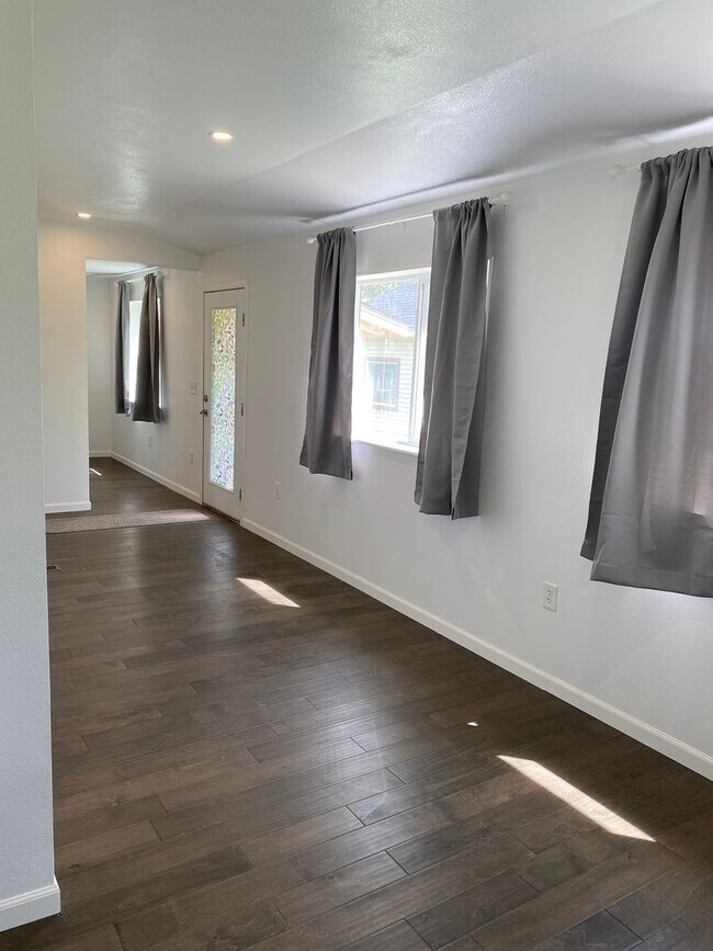 Building Photo - Newly Remodeled Single Family Home in Reardan, WA! Available Now!