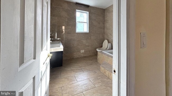 Building Photo - 2338 Cross St