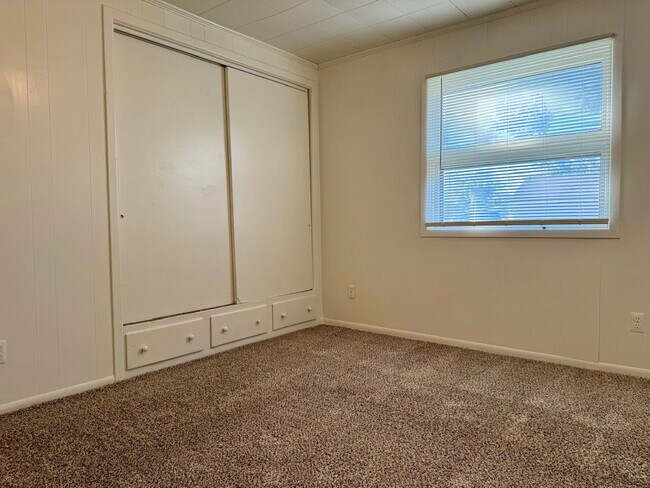 Building Photo - 3 Bedroom Home with Spacious Bedrooms