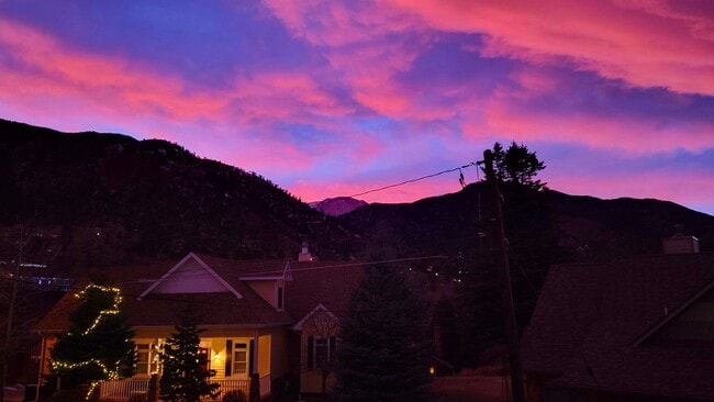 Building Photo - Beautiful Manitou Home With Sweeping Mount...