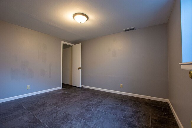 Building Photo - 62-63 Country Club Rd.