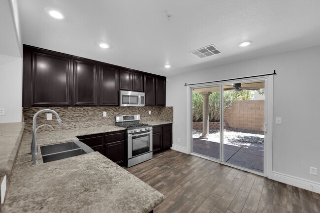 Building Photo - Beautiful Two bedroom 2 1/2 bath