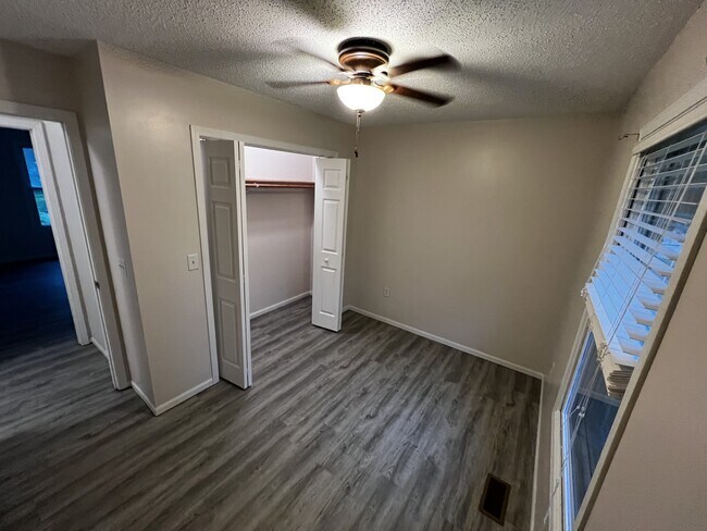 Building Photo - 515 Valley View Dr