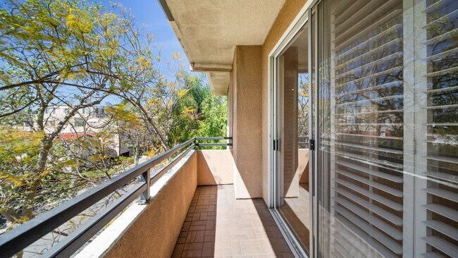 Building Photo - 2 bedroom 2.5 bathroom