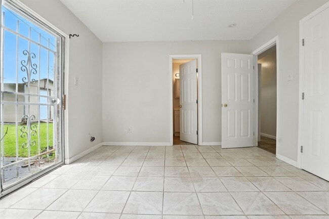 Building Photo - 8611 Valley Ledge Dr