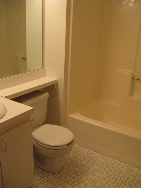 Full Bathroom - 107 Hilltop Dr