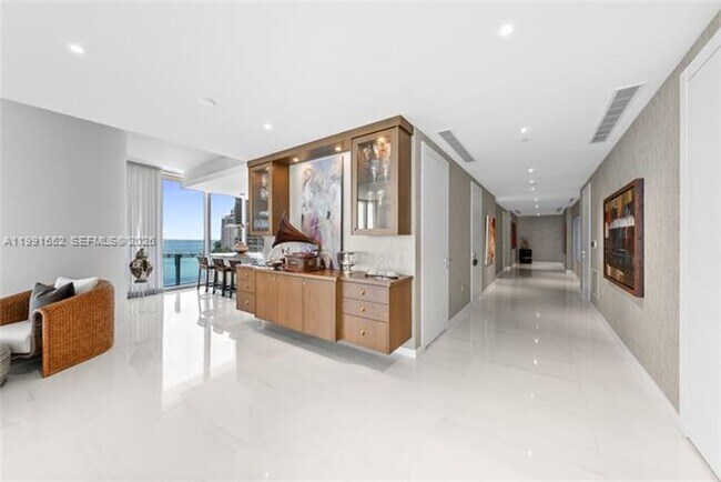 Building Photo - 300 Biscayne Blvd Way