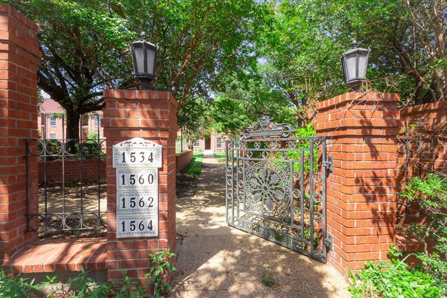 Building Photo - Brand New Townhome