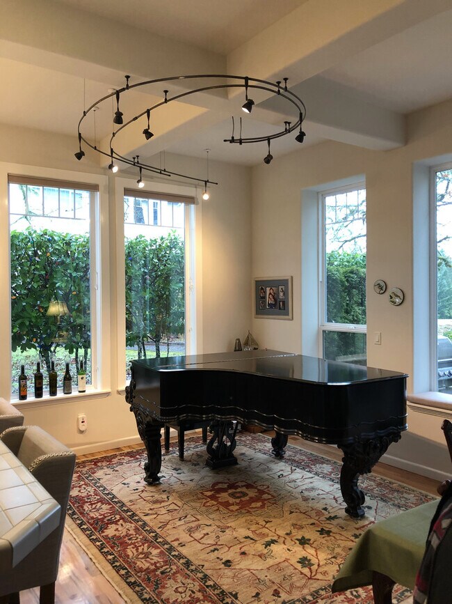 Building Photo - Beautiful 3 bedroom 2.5 Bath in North Corv...