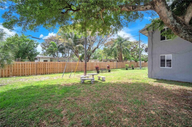 Building Photo - 414 SE 14th St