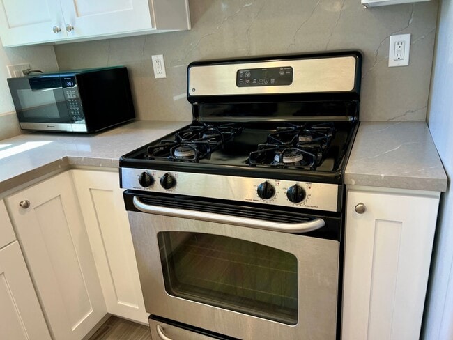 Building Photo - Great Natural light, Treetop Views with 2 Primary Suites plus OFFICE and a 2 car garage, It is li...