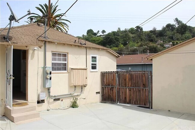 Building Photo - 706 Triana Pl