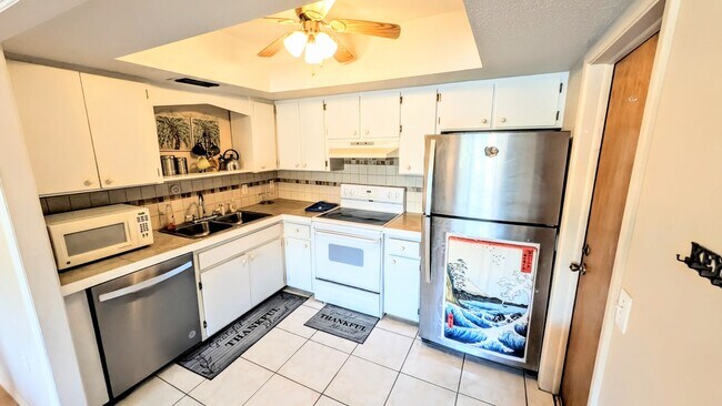 Building Photo - Annual UNFURNISHED 2/1 condo Island life