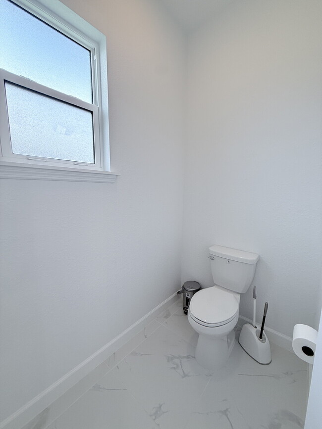 Building Photo - 5 Bedroom and 6 Bathroom, Lake view House