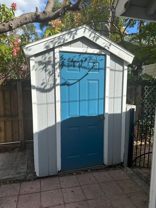 Building Photo - One bedroom, one bath beautiful home near Crescent Lake- move in now- 1/2 off first month rent an...