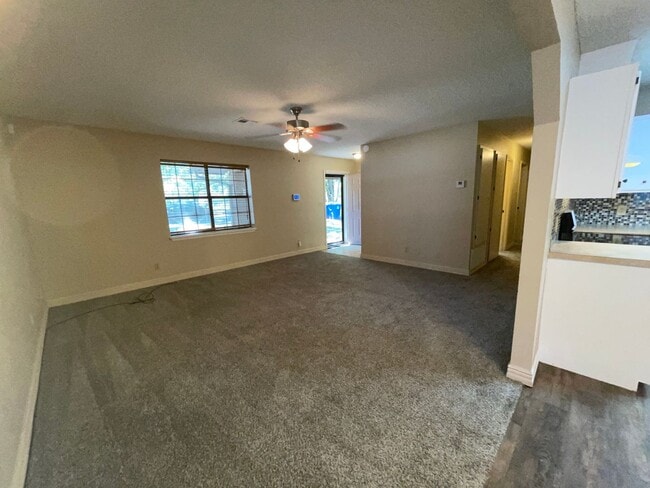 Building Photo - Charming 3-Bedroom with Fenced Yard & Cove...