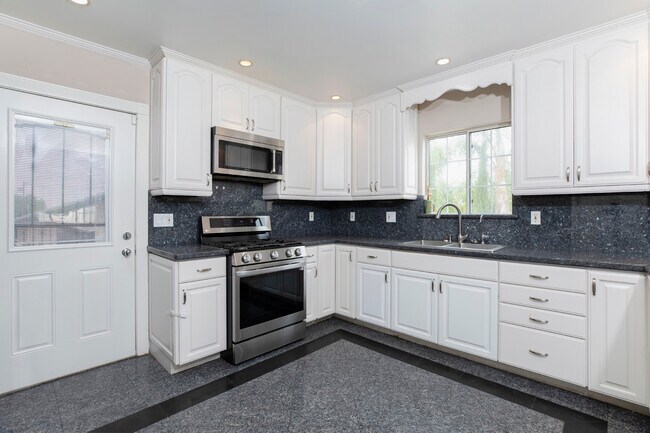 Building Photo - 10557 Helendale Ave