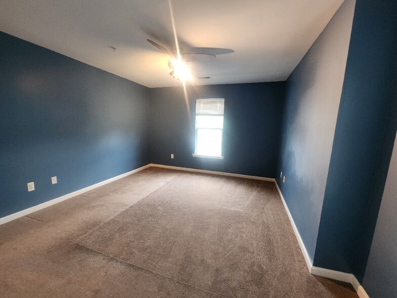 Building Photo - 2026 Windsong Dr